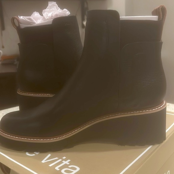 Black leather “Chelsea” ankle boot. Lug sole. Size 10. Worn once. - Picture 2 of 5